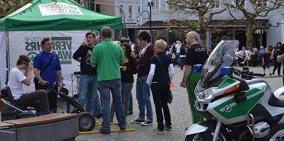 Mit Ketcar und Rauschbrille auf dem Schlossplatz unterwegs