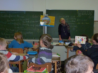 Schülerinnen und Schüler des Arnold-Janssen-Gymnasiums diskutieren mit Nadine Schön über Kinderrechte