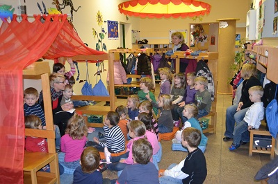 Mit dem brüllenden Löwen beim Lesetag in der Kita Lebach und der Ruth-Schaumann-Schule