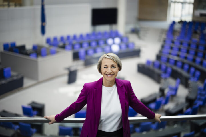 In dieser Woche tritt der 21. Deutsche Bundestag zusammen – für mich bedeutet das offiziell das Ende meines Mandats. Nach 16 Jahren intensiver parlamentarischer Arbeit mache ich mit euch noch eine kleine Foto-Reise durch das Reichstagsgebäude.